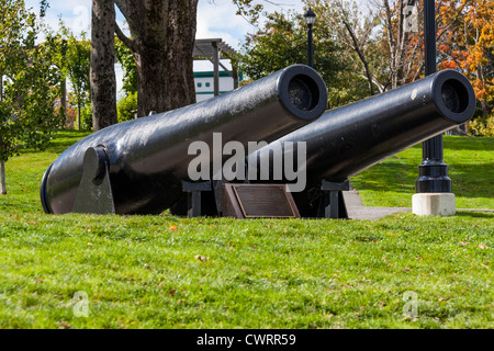 Historische Kanonen im Central Park in Bar Harbor Dorf auf Mount Desert Island in Maine. Stockfoto