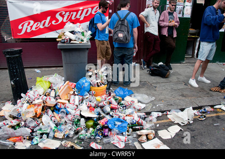 Straßen mit Abfall und Müll von Menschen fallen Fast-Food Verpackungen und trinken Kartons auf Straße Stockfoto