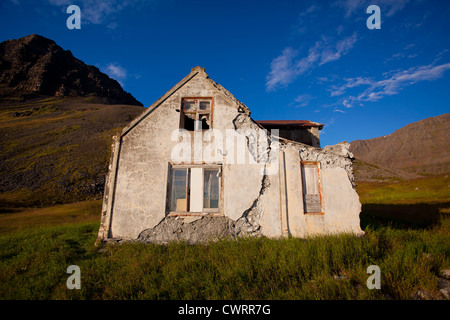 Altes Haus in der Landschaft Islands Westfjorde-Raum, Europa Stockfoto