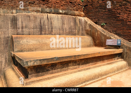 Der Thron an der Oberseite Sigiriya (Löwen Felsen) ist einer alten Festung und Palast Ruinen, Sri Lanka Stockfoto