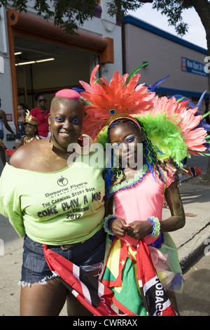 Teilnehmer und Nachbarschaft Zuschauer auf der Westindischen Kiddies Parade in Crown Heights, Brooklyn, NY Stockfoto