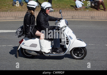 Paar Reiten weißen Vespa GTS auf der internationalen Scooter Rally auf der Isle Of Wight Stockfoto