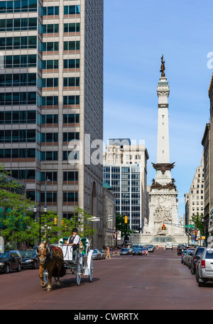 Bespannten Wagen auf W Market Street mit Soldaten & Sailors Monument in Monument Circle hinter, Indianapolis, Indiana, USA Stockfoto