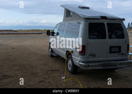 Ein Wohnmobil ist in einen Campingplatz an der Küste von Washington abgestellt. Stockfoto