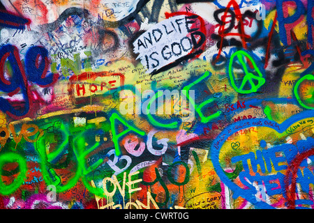 Graffiti an der John-Lennon-Mauer in Prag, Praha, Tschechische Republik, Česká Republika, Europa Stockfoto