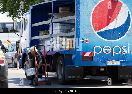Pepsi Softdrinks und Wasser geliefert und fertig geladen für den Weiterverkauf an lokale Händler, auf der Insel Rhodos, Ägäis, Stockfoto