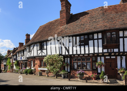 Reihe von Fachwerkhäusern Tudor Periode Häuser in der malerischen mittelalterlichen Chilham Dorfplatz, Chilham, Kent, England, UK, Großbritannien Stockfoto