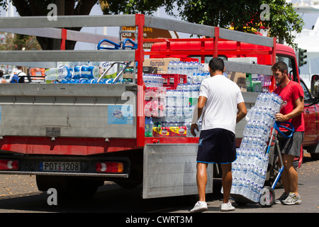 Alkoholfreie Getränke und Wasser geliefert und fertig geladen für den Weiterverkauf an lokale Händler auf der Insel Rhodos, Ägäis, Stockfoto