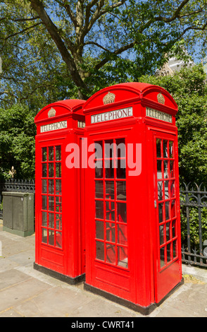 Frisch gestrichene London roten Telefonzellen Stockfoto