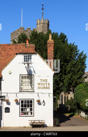 Das White Horse Pub von der Kirche in Kentish Village auf dem Pilgerweg. Chilham, Kent, England, UK, Großbritannien Stockfoto