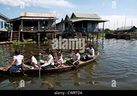 Schülerinnen und Schüler Boot Bootfahren Zeile Wasser Tonle Sap See rudern Stockfoto