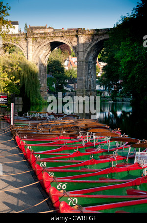 Boote auf dem Fluss Nidd bei Knaresborough Stockfoto