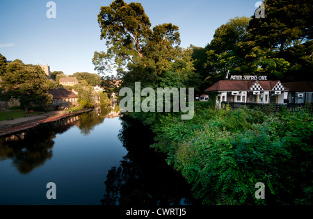 Fluß Nidd und Eingang zur alten Mutter Shiptons Höhle, Knaresborough, North Yorkshire Stockfoto