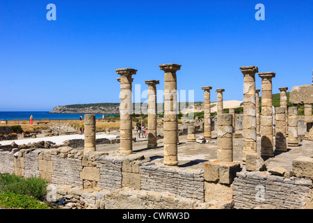 Basilika in den Forum römische Ruinen Baelo Claudia in Bolonia Strand, Tarifa, Cádiz, Andalusien, Spanien Stockfoto