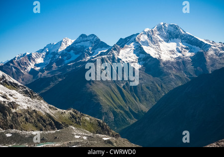 Die Nachmittagssonne beleuchtet die Hänge des Fletschhorn, Weissmies und Lagginhorn auf der linken Seite. Stockfoto