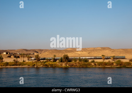 Zug in Oberägypten, Nil Fluss Landschaft zwischen Luxor und Assuan Stockfoto