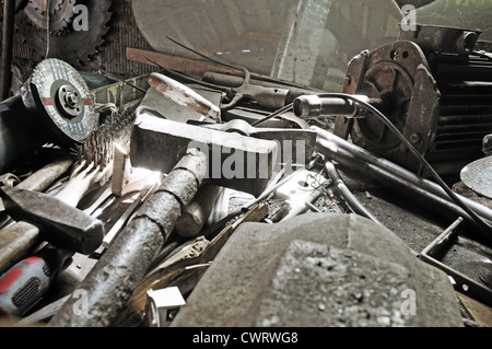alte Werkzeuge in Garage Werkstatt Stockfoto