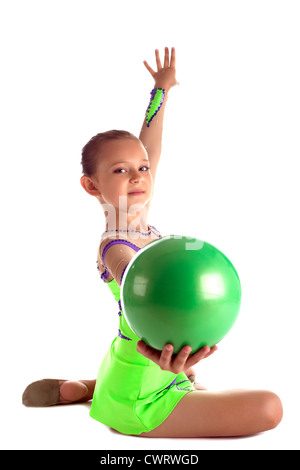 Teen Kind zeigen grüne Gymnastik Ball - Sit-on-Hintergrund isoliert Stockfoto