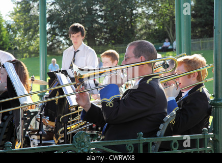 Musiker von Annan Stadtkapelle, spielen Posaunen innerhalb der Musikpavillon bei Beamish Museum, Nord-Ost-England, UK Stockfoto