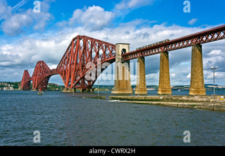 Die Forth Rail Bridge gesehen von der South Queensferry Promenade mit Scotrail Class 179 Turbostar Richtung Norden Stockfoto