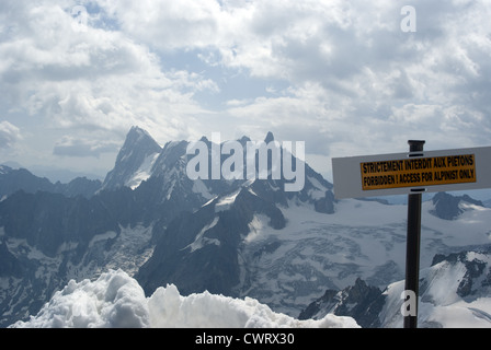 Chamonix, Frankreich, ein humorvolles Bild der Berge, aufgenommen vom Alpinistenausgang der Aiguille du Midi, über das Tal Blanche Stockfoto