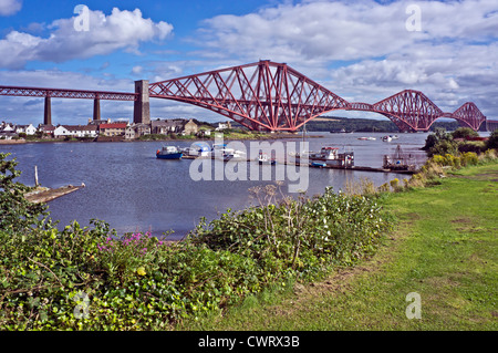 Die berühmte Forth Rail Bridge verbindet North Queensferry mit South Queensferry im Süden von North Queensferry gesehen. Stockfoto