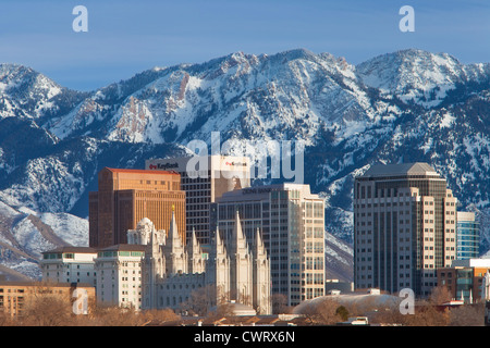 Mormon Tabernakel und Gebäude von Salt Lake City mit den Wasatch Mountains Beyond, Utah, USA Stockfoto