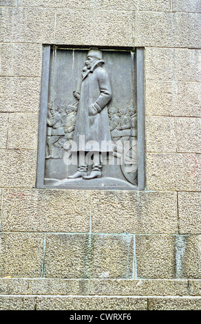 Eine Bronzetafel von General Carl Gustaf Emil Mannerheim auf 1938 Statue of Freedom von Yrjo Liipolia, Vaasa, Finnland Stockfoto