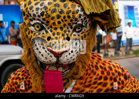 Tiger im Onam Feier in Kerala India.Puli Kali oder Kaduvakali oder Pulikali sind die anderen Namen der Tiger Tanz. Stockfoto