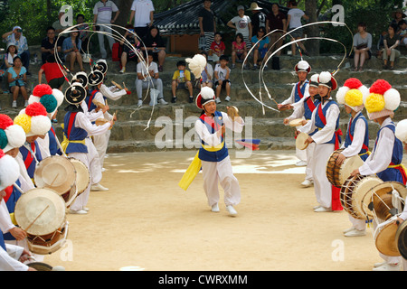Das Ende der traditionellen Korea Bauern tanzen im Korean folk Village in Yongin, Korea. Stockfoto