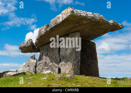 Poulnabrone Dolmen im Bereich Burren im County Clare, Republik Irland. Stockfoto