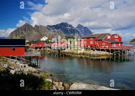 Typische rote Fischerhütten genannt Rorbu auf Lofoten in Norwegen Stockfoto