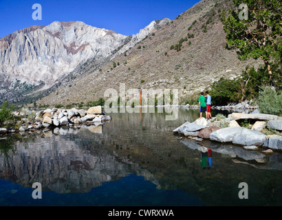 Freunde am Convict Lake in der östlichen Sierra Nevada in der Nähe von Mammoth Lakes, Kalifornien Stockfoto