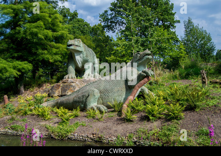 Iguanodons – Crystal Palace Park Dinosaurier vom Bildhauer Benjamin Waterhouse Hawkins Stockfoto