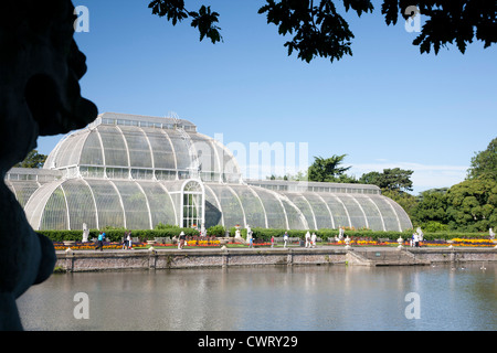 Palm-Haus Parterre mit Blütenpracht von ca. 16.000 Pflanzen, Kew Royal Botanical Gardens, Richmond, Surrey, England, GB, UK. Stockfoto