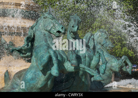 Brunnen. Galoppierende Pferde kostenlos durch die Wasserstrahlen die monumentale Fontaine de Observatoire im Jardin Marco Polo. Paris, Frankreich. Stockfoto