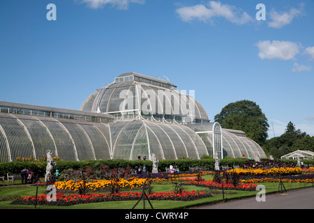 Palm-Haus Parterre mit Blütenpracht von ca. 16.000 Pflanzen, Kew Royal Botanical Gardens, Richmond, Surrey, England, GB, UK. Stockfoto