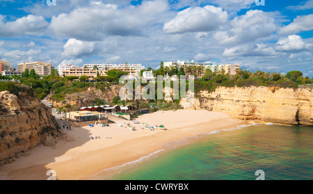 Blick über Senhora da Rocha, Portugal, Algarve, Alporchinhos (Armacao de Pera) mit Strand und hotels Stockfoto