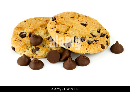 Leckere Schokoladenkekse mit verstreuten Schokoladenstückchen vor weißem Hintergrund mit Textfreiraum. Stockfoto