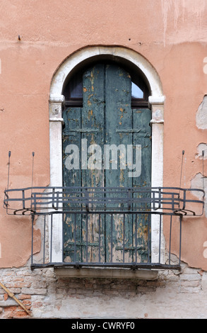 Ein shuttered Fenster in Venedig, Veneto, Italien Stockfoto