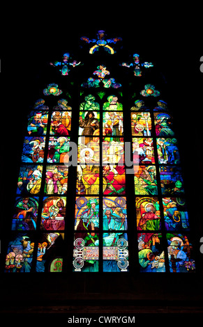 berühmte Mucha-Glasmalerei-Fenster bringt Tausende von Kunstfreunden in das Innere, St. Vitus Cathedral (Katedrala Sv. Vita) Prag Stockfoto