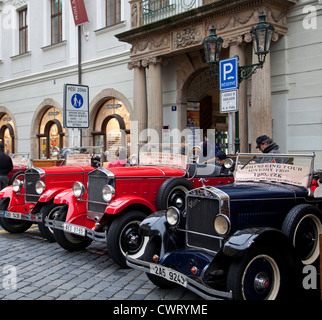 Oldtimer erwarten Touristen an einem kleinen Platz in Karlova Straße, direkt an der Altstädter Ring in Prag. Stockfoto