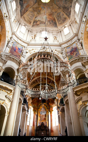 Ein Kristall und Bronze-Kronleuchter dominiert der Prager St. Nikolaus-Kirche auf Parizska Street, Old Town. Stockfoto