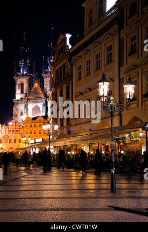 Prag, Tschechische Republik: Altstädter Ring in der Nacht, mit Tyn Kirche (Kirche der Gottesmutter vor Tyn) im Hintergrund. Stockfoto