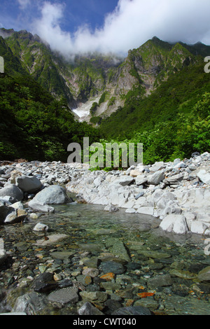 Mt. Tanigawadake und verschneiten Tal in Gunma, Japan Stockfoto