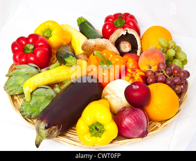 Korb mit Obst und Gemüse Stockfoto