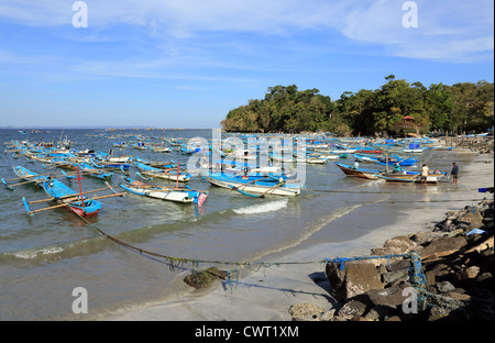 Angelboote/Fischerboote am Ausleger verankert am Strand in Pangandaran, West-Java Stockfoto