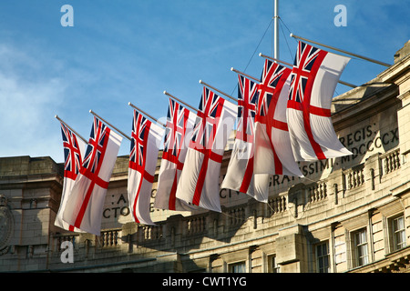 Britische Flaggen im Wind in London Stockfoto