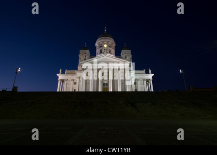 Hell erleuchteten Dom auf Senat Platz im Zentrum von Helsinki, Finnland Stockfoto