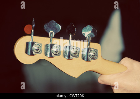 Bass-Gitarre Hals in der hand. Stockfoto
